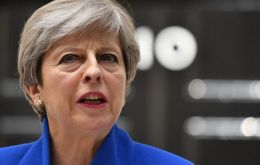 “Hemos decidido volver al emblemático pasaporte azul tras nuestra salida de la Unión Europea en 2019”, indicó Theresa May en la red social Twitter.