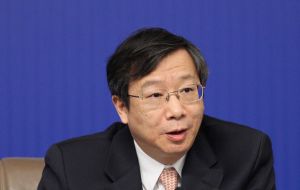 Yi Gang, habla inglés con fluidez y tiene vínculos de larga data con líderes económicos globales y una reputación similar como reformista. 