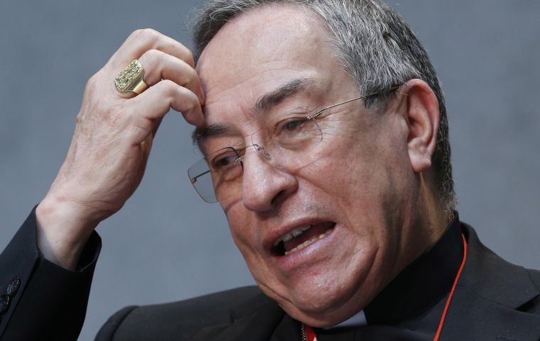 “El influyente cardenal Óscar Maradiaga, ferviente partidario de una Iglesia pobre (...) recibió durante años unos 35.000 Euros por mes” de una universidad católica