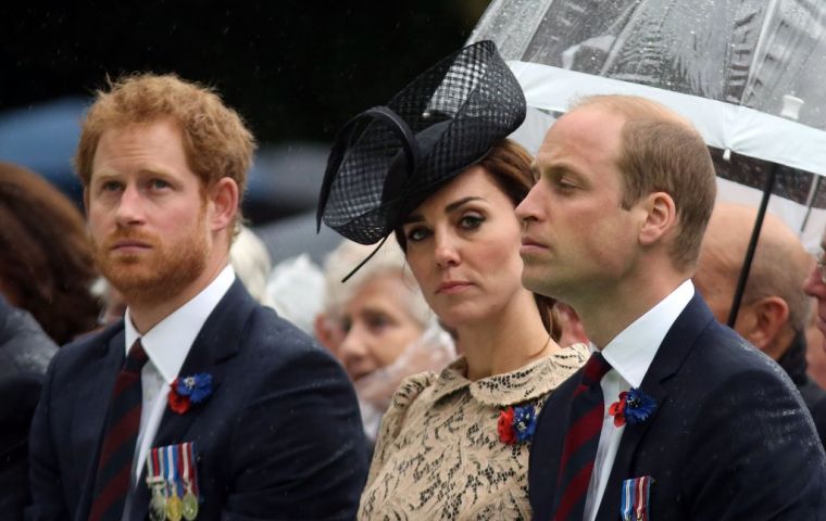 Los cuatro miembros del clan Windsor que llamaron la atención: los duques de Cambridge, William y Kate, y el príncipe Harry con su novia Meghan Markle. 