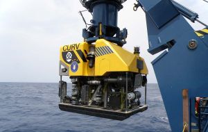 Una vez que llegue a Comodoro Rivadavia, el Atlantis descargará el equipo sumergible para búsqueda remota ROV CURV21. 