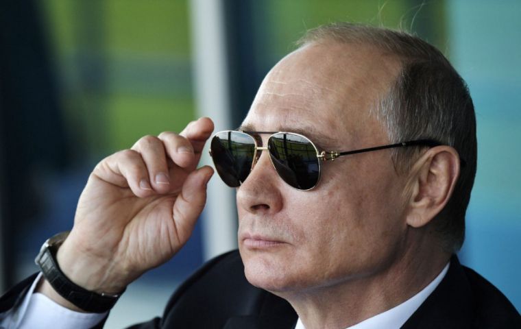 Es la tercera vez que Putin acude a unas presidenciales como independiente, tras los años 2000 y 2004, ya que en 2008 fue presentado por el partido Rusia Unida