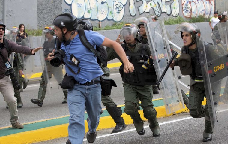 Según el SNTP, la mayoría de las agresiones (273 de los 498 casos) se produjeron durante las protestas contra el presidente Nicolás Maduro. Foto: Adriana Cubillos / AP
