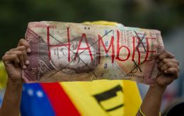 “Maduro continúa intentando apagar un incendio hiperinflacionario, que él ha generado en Venezuela, con un bidón de gasolina”, afirma el economista Oliveros. 