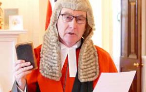 Especializado tanto en el fuero civil como penal, Lewis se incorporó al judicial en 1987 luego de servir años en las fuerzas armadas británicas. 