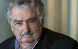 “¿Por qué Ptes Felipe González y Mujica insisten en apoyar la impunidad al narcoterrorismo de FARC?”, expresó Uribe en una serie de mensajes en Twitter