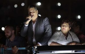 Correa, el principal opositor al presidente Lenín Moreno, aparece en videos sobre un camión descubierto lanzando arengas en Guayaquil