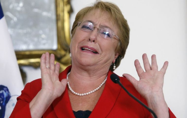 Bachelet irá a la isla acompañada de empresarios. Sobre un posible encuentro con la disidencia cubana, se dijo que la Cancillería “está trabajando”