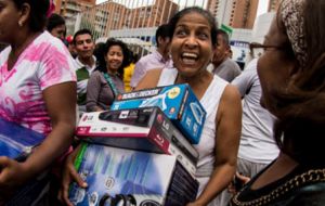 La medida recuerda al denominado “DAKAZO” ocurrido en noviembre de 2013. Cuando la tienda de electrodomésticos Daka recibió directamente del presidente Nicolás Maduro la orden de reducir los precios h