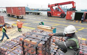 Los envíos de cobre, del que Chile es el mayor productor mundial, sumaron US$34.043 millones en 2017, su mejor desempeño de los últimos tres años