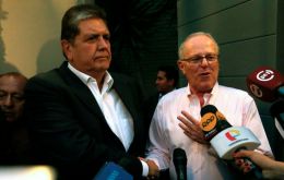 Kuczynski pareció hacer un guiño al APRA, del ex presidente Alan García al nombrar como ministros a Javier Barreda (en Trabajo) y Abel Salinas (en Salud). 