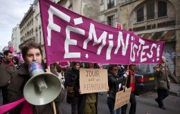 En “France Info” las militantes feministas replican, indignadas, con términos duros, a otro publicado el día anterior por celebridades, como la actriz Catherine Deneuve