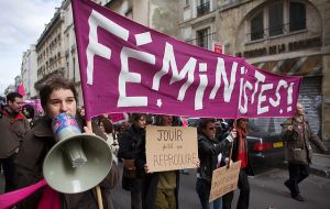 En “France Info” las militantes feministas replican, indignadas, con términos duros, a otro publicado el día anterior por celebridades, como la actriz Catherine Deneuve