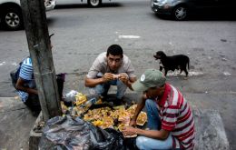 Comprar e ingerir alimentos para animales se ha convertido en una práctica normal para muchos venezolanos por la escasez y altos costos de los productos