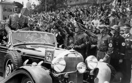 El 6 de octubre de 1939 hacía su debut público como parte de una caravana de vehículos cuidadosamente diseñada para maximizar la seguridad del Führer. 