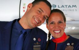 Se trata de Paula Podest (39) y Carlos Ciuffardi (41), una pareja de tripulantes de cabina de Latam, que atendieron al Pontífice en su último viaje a Iquique