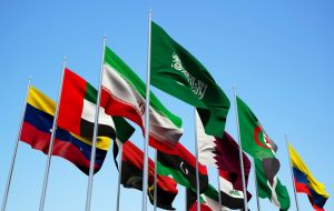 El descenso fue el más grande entre los 13 países miembros de la OPEP comprometidos con un recorte de bombeo que se ha extendido hasta fines de 2018. 