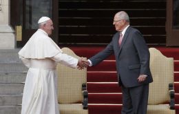 El Papa Francisco se reunió con el presidente peruano en el palacio presidencial por la ceremonia oficial de su gira