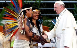 El viernes por la mañana viajó Puerto Maldonado, en la Amazonía, donde compartió con unos 3.500 indígenas peruanos, brasileños y bolivianos.