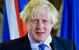 Foreign Secretary Boris Johnson dijo al presidente Macron, que le parecía ridículo que los dos países estuvieran vinculados por una sola línea ferroviaria.