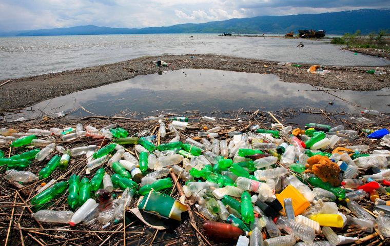 La UE lanzó campaña contra el plástico que se utiliza solo una vez, esto, con elobjetivo de disminuir a nivel mundial la cantidad de este material en mares y ríos.