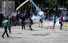 Los enfrentamientos continuaron por la tarde entre Guardia Nacional Bolivariana y manifestantes encapuchados en las inmediaciones de la Universidad. Foto: Vanessa Tarantino