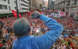 ”Estoy extremadamente tranquilo y con la conciencia de que no cometí ningún crimen”, dijo Lula, antes de conocer la decisión frente a miles de seguidores en Sao Paulo. Foto: R Stuckert / IL