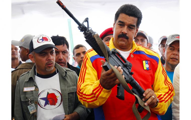 “Si algún día llega la circunstancia de tomar las armas, lo haríamos. No me temblaría el pulso para convocarlo.” Agregó Maduro luego de apoyar el anunció de la ANC.