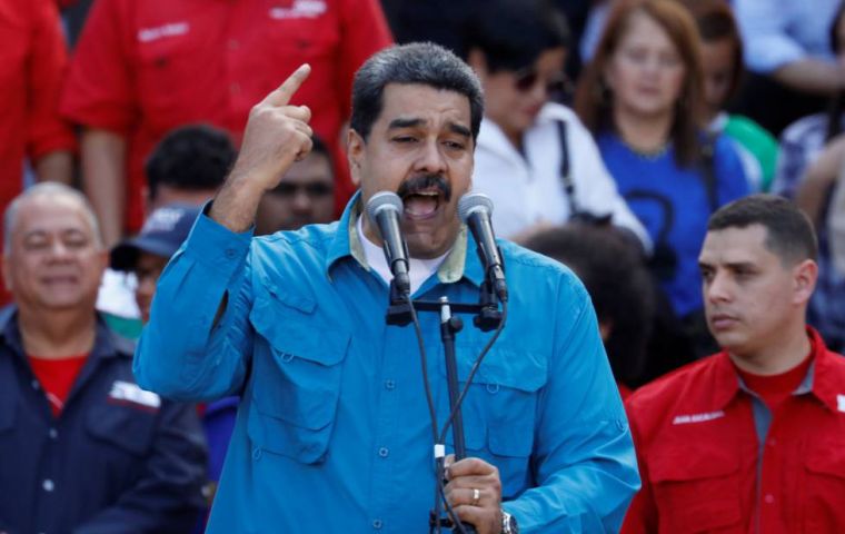 “En exclusiva, les adelanto el logo de campaña con el que junto al Pueblo venezolano llegaremos a la victoria”, indicó Maduro en su cuenta Twitter