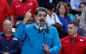 Maduro presentó el bono un día después de inaugurar su campaña electoral.
