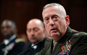 Ordenó al Secretario de Defensa, Jim Mattis, para que reexamine la política de detención militar y mantenga abierta las instalaciones en Guantánamo