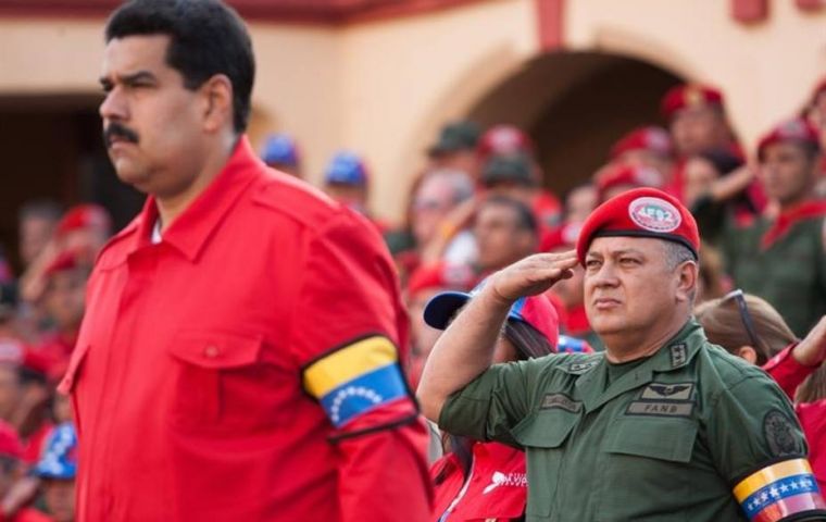 “Aprobado por aclamación y por unanimidad, compañero presidente. Es usted oficialmente el candidato del PSUV”, confirmó Diosdado Cabello
