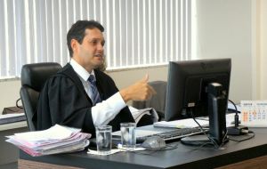 Según “O Globo”, el juez Bruno Apolinário, de un tribunal de apelación consideró que (...) “la medida cautelar impuesta al ex Presidente no debía tener más cabida”.