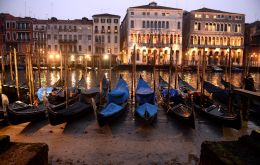 Muchos turistas se han encontrado con esta estampa en pleno mes de Carnaval y no han podido disfrutar de un paseo en góndola por los canales de Venecia. 