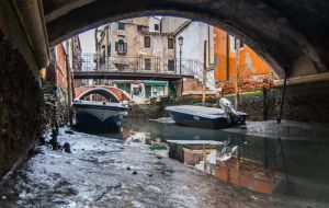 Los habitantes de Venecia aseguran que la situación se debe al poco o nulo cuidado que se le ha dado al centro histórico durante más de un siglo