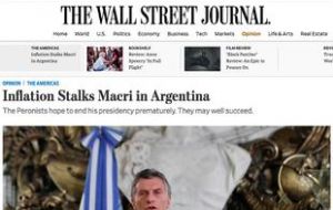 Bajo el título “La inflación acecha a Macri en Argentina”, se recuerda que se mantiene en el 25% y que Macri no ha podido cumplir sus promesas electorales