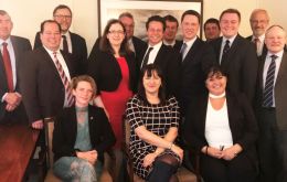 Los ocho parlamentarios británicos junto a los representantes de la Asamblea Legislativa de las Falklands 