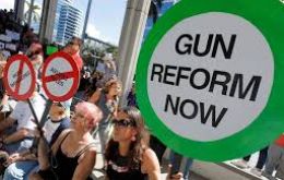 Muchas voces se han levantado para protestar por el poder político de la política la Asociación Nacional del Rifle, que defiende la venta libre de armas personales. 