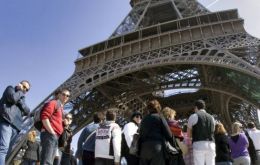 ”El turismo ha despegado de forma espectacular. En total, los hoteles de la región de París acogieron a 2,9 millones más de turistas que en 2016”, detalló el CTR.