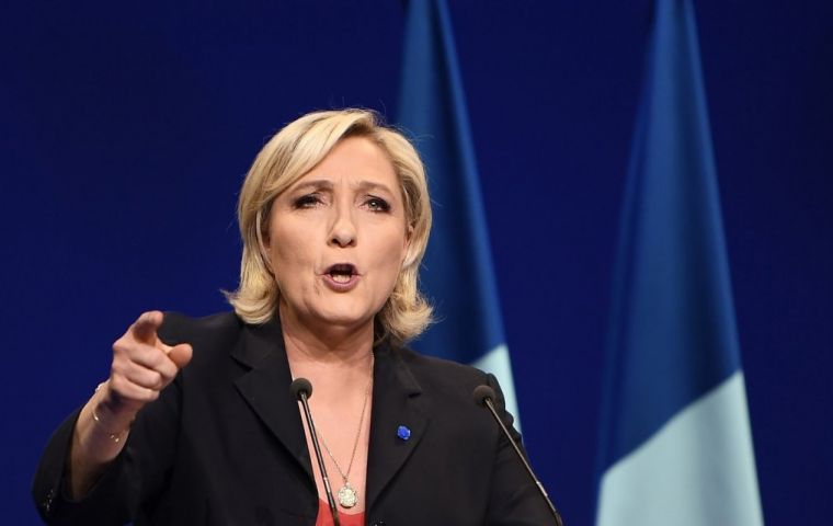 Macron “firma la muerte del sector de la carne vacuna al apoyar las negociaciones del acuerdo de libre comercio entre UE y Mercosur”, declaró Marine Le Pen