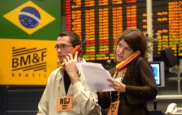 La Bolsa de Sao Paulo, que operó por la mañana en alza, cambió de dirección tras el anuncio, aunque a media tarde reducía las pérdidas y caía 0,11%. 