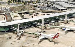 El aeropuerto de Santiago competirá con los de Dallas/Forth Worth International (EE.UU.), El Dorado (Colombia), Barcelona-El Prat (España), entre otros. 