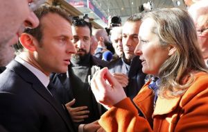 En Francia los agricultores recibieron con silbidos a Emmanuel Macron en su primera visita como presidente al salón de la Agricultura de París.  
