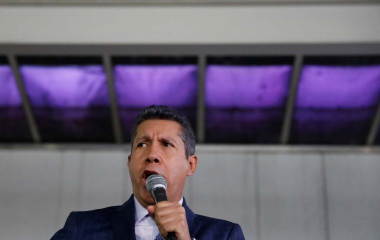 Falcón, militar retirado y disidente del chavismo de 56 años, fue propuesto como candidato por el  Movimiento al Socialismo (MAS) para enfrentar a Maduro