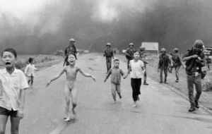 Desató indignación en Noruega después que Facebook censurara la fotografía de la icónica niña del napalm de Vietnam por aparecer corriendo desnuda