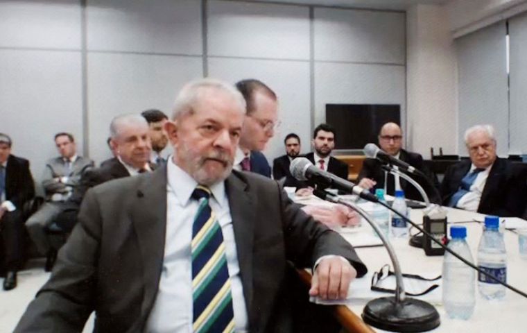 Los cinco magistrados de la corte rechazaron el “habeas corpus” preventivo presentado por la defensa de Lula para evitar su prisión