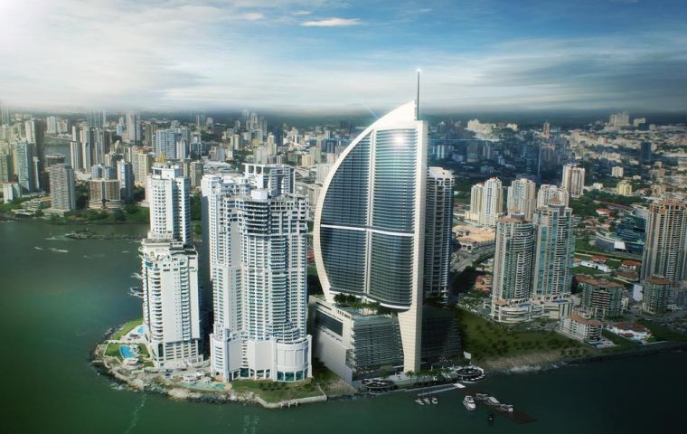 El lujoso edificio, con forma de vela de navegación ubicado en un sector exclusivo de Ciudad de Panamá, es el primero del magnate en América Latina. 