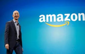 Jeff Bezos, 54, le arrebató la corona a su compatriota Bill Gates, 62, gracias a un aumento de 59% de las acciones de Amazon en el último año