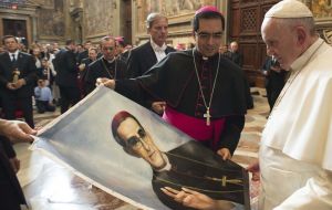 En mayo del 2015, el papa Francisco reconoció en San Salvador, ante más de 200.000 fieles, la condición de “mártir” de Romero y abrió la vía a su beatificación.