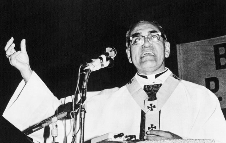 Oscar Romero fue muerto el 24 de marzo de 1980 mientras oficiaba misa. Su homicidio de gran impacto en América Latina, convirtió a Romero en un ícono